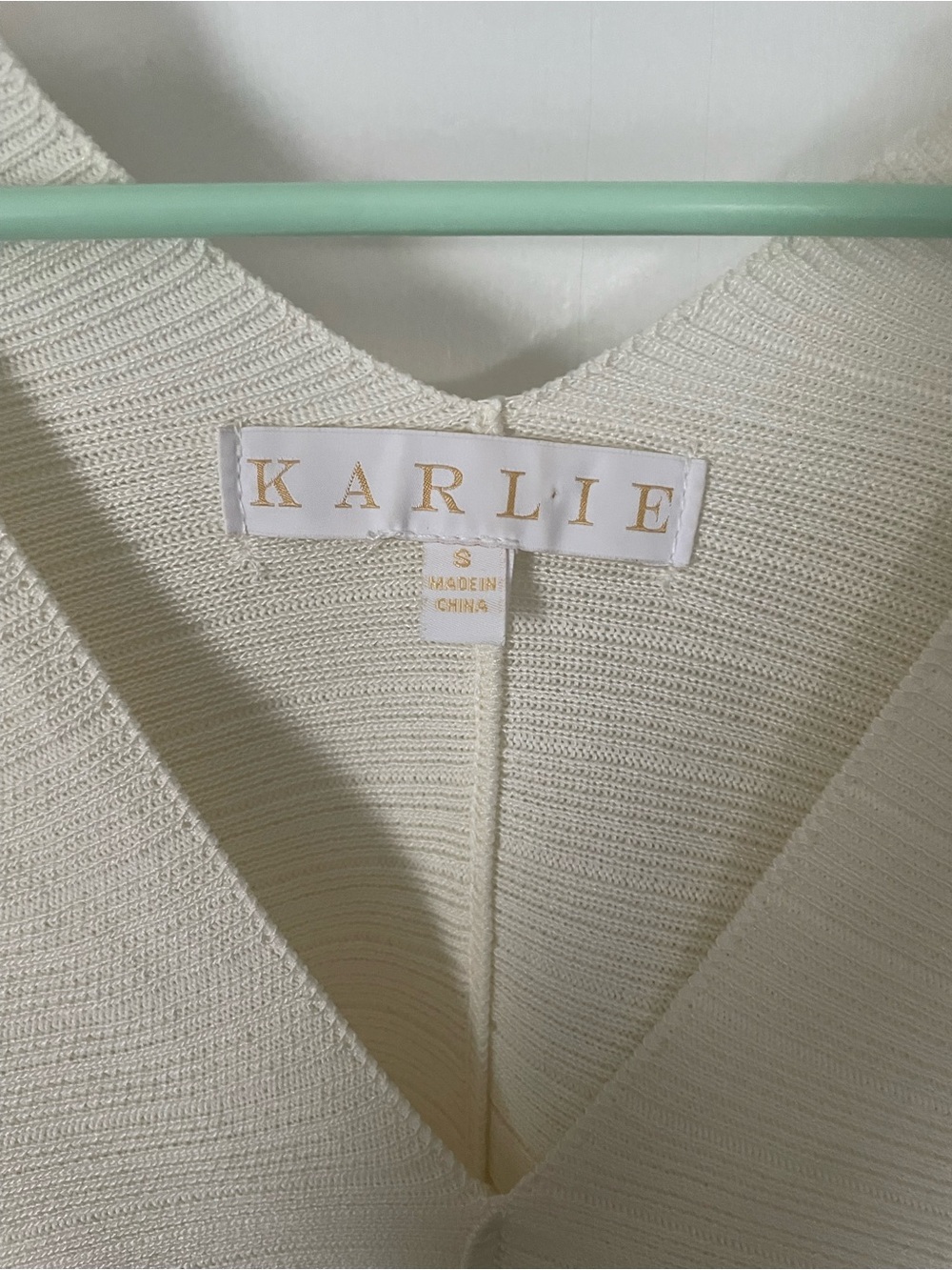 Karlie Cream V-Neck Ribbed Batwing Sweater Sz S - Picture 2 of 4